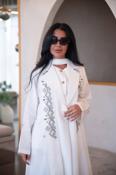 عباية بليزر بخام لينن مع كريب باللون الابيض مع شك يدوي C:IB323 White
