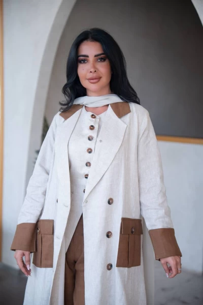 عباية بليزر بخام لينن باللون البيج مع تفاصيل باللون البني C:IB322